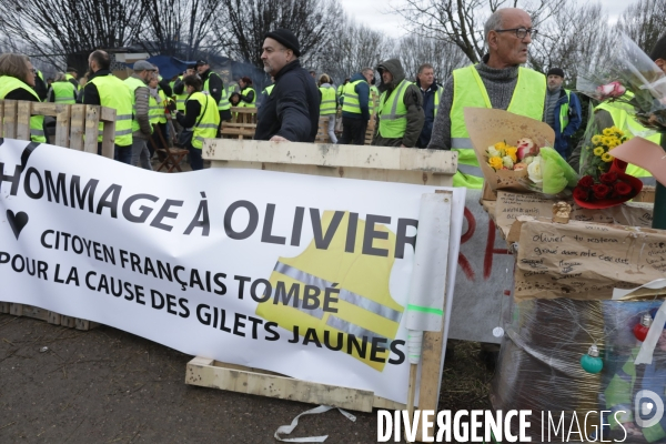 Villeneuve sur Lot 21 /12/ 2018, Hommage à Olivier Daurelle, Gilet jaune écrasé par un poids lourd au rond point d agen.