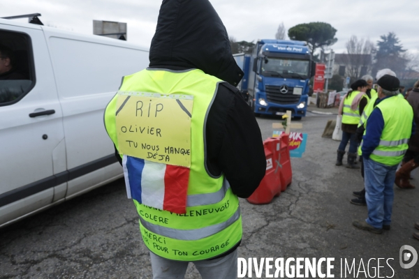 Villeneuve sur Lot 21 /12/ 2018, Hommage à Olivier Daurelle, Gilet jaune écrasé par un poids lourd au rond point d agen.