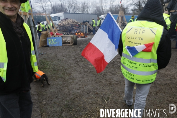 Villeneuve sur Lot 21 /12/ 2018, Hommage à Olivier Daurelle, Gilet jaune écrasé par un poids lourd au rond point d agen.