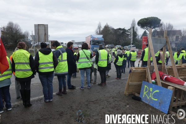 Villeneuve sur Lot 21 /12/ 2018, Hommage à Olivier Daurelle, Gilet jaune écrasé par un poids lourd au rond point d agen.