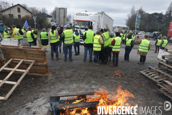 Villeneuve sur Lot 21 /12/ 2018, Hommage à Olivier Daurelle, Gilet jaune écrasé par un poids lourd au rond point d agen.