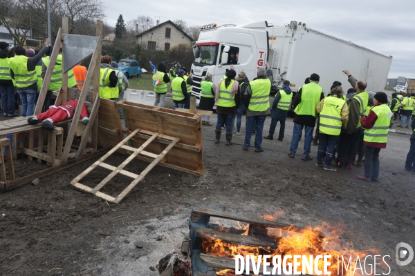 Villeneuve sur Lot 21 /12/ 2018, Hommage à Olivier Daurelle, Gilet jaune écrasé par un poids lourd au rond point d agen.