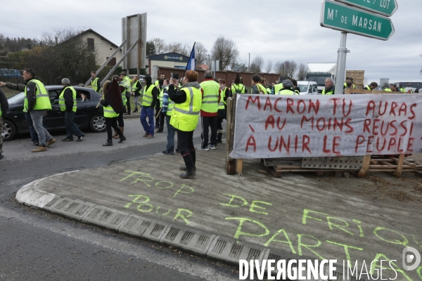 Villeneuve sur Lot 21 /12/ 2018, Hommage à Olivier Daurelle, Gilet jaune écrasé par un poids lourd au rond point d agen.