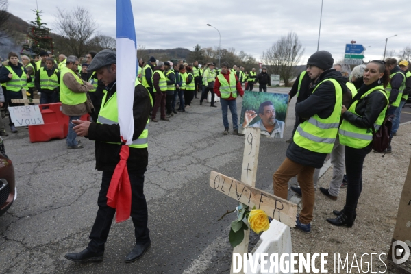 Villeneuve sur Lot 21 /12/ 2018, Hommage à Olivier Daurelle, Gilet jaune écrasé par un poids lourd au rond point d agen.