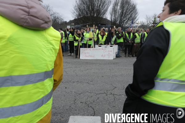 Villeneuve sur Lot 21 /12/ 2018, Hommage à Olivier Daurelle, Gilet jaune écrasé par un poids lourd au rond point d agen.