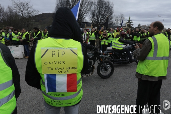 Villeneuve sur Lot 21 /12/ 2018, Hommage à Olivier Daurelle, Gilet jaune écrasé par un poids lourd au rond point d agen.