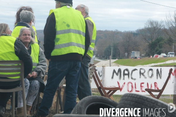 Villeneuve sur Lot 21 /12/ 2018, Hommage à Olivier Daurelle, Gilet jaune écrasé par un poids lourd au rond point d agen.