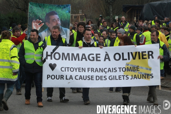 Villeneuve sur Lot 21 /12/ 2018, Hommage à Olivier Daurelle, Gilet jaune écrasé par un poids lourd au rond point d agen.