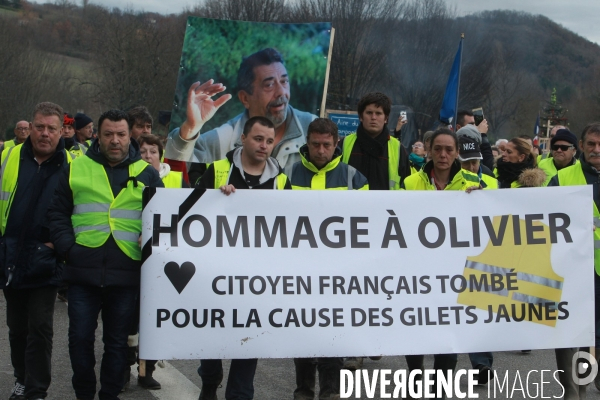 Villeneuve sur Lot 21 /12/ 2018, Hommage à Olivier Daurelle, Gilet jaune écrasé par un poids lourd au rond point d agen.