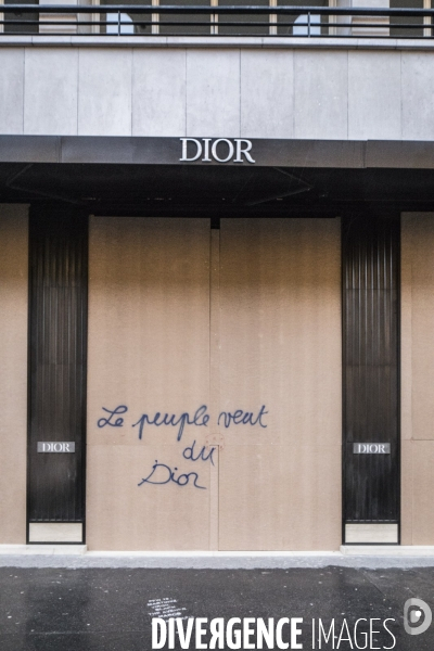 Banques et Commerces barricadés à Paris. # 2