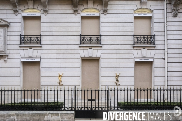 Habitations, Banques et Commerces barricadés à Paris. # 2