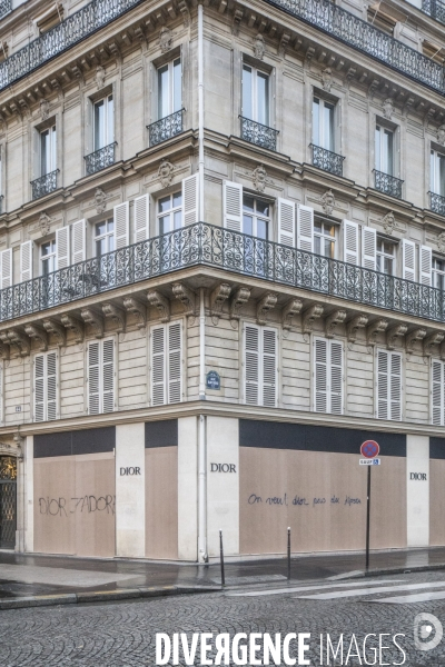 Banques et Commerces barricadés à Paris. # 2
