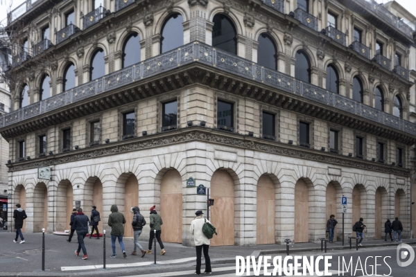 Banques et Commerces barricadés à Paris. # 2