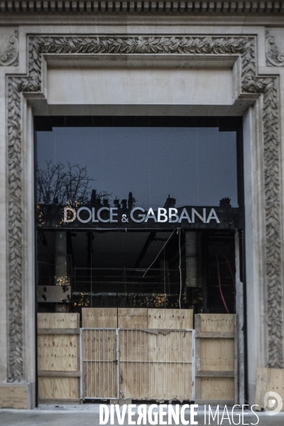 Banques et Commerces barricadés à Paris. # 2