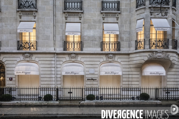 Banques et Commerces barricadés à Paris. # 2