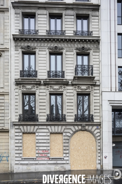 Banques et Commerces barricadés à Paris. # 2