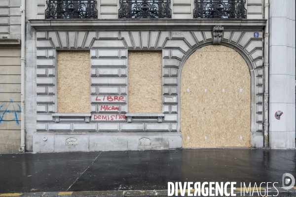 Banques et Commerces barricadés à Paris. # 2