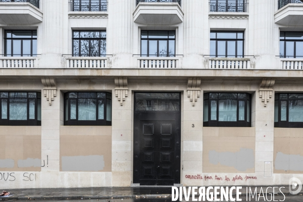 Banques et Commerces barricadés à Paris. # 2