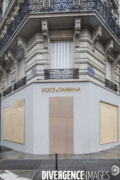 Banques et Commerces barricadés à Paris. # 2