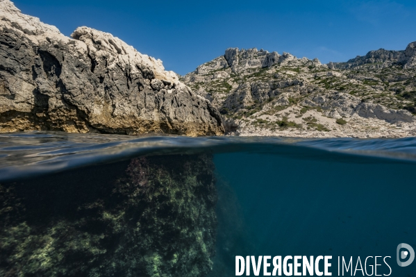 Vue mi-air mi-eau dans le Parc National des Calanques - Split view in the National Park of the Calanques