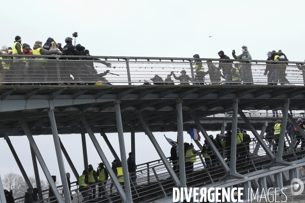 Violences des gilets jaunes sur forces de l ordre sur la passerelle du musee d Orsay