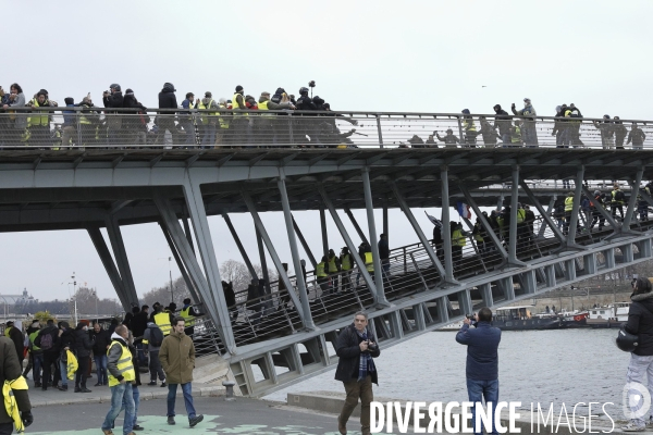 Violences des gilets jaunes sur forces de l ordre sur la passerelle du musee d Orsay