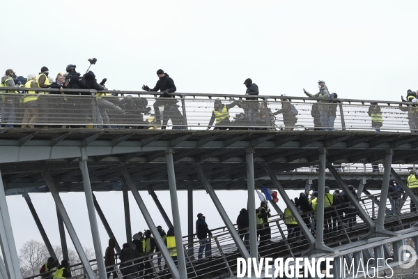 Violences des gilets jaunes sur forces de l ordre sur la passerelle du musee d Orsay