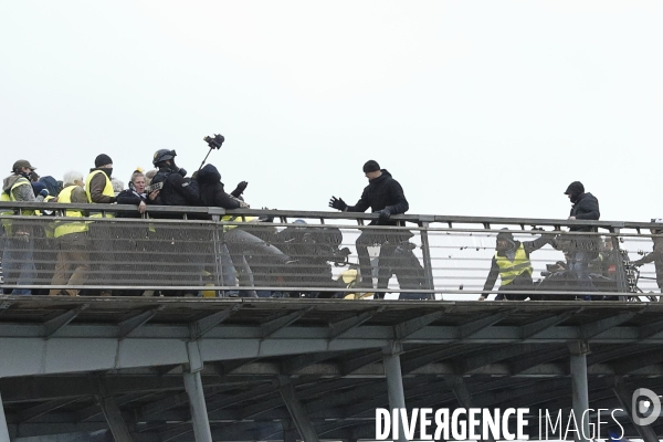 Violences des gilets jaunes sur forces de l ordre sur la passerelle du musee d Orsay