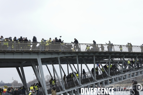 Violences des gilets jaunes sur forces de l ordre sur la passerelle du musee d Orsay