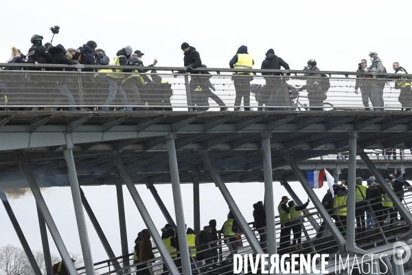 Violences des gilets jaunes sur forces de l ordre sur la passerelle du musee d Orsay