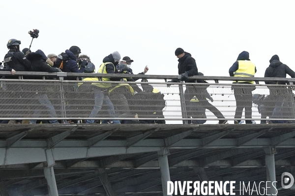 Violences des gilets jaunes sur forces de l ordre sur la passerelle du musee d Orsay