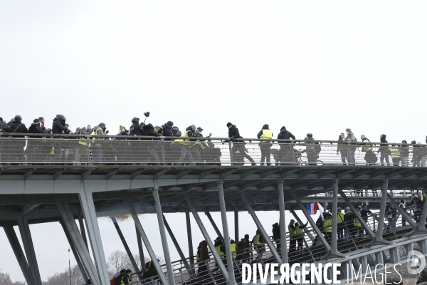 Violences des gilets jaunes sur forces de l ordre sur la passerelle du musee d Orsay