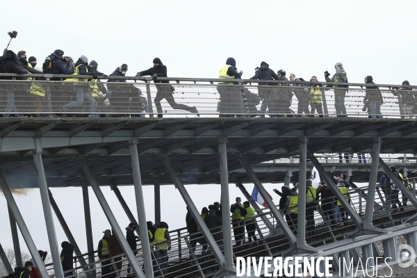 Violences des gilets jaunes sur forces de l ordre sur la passerelle du musee d Orsay