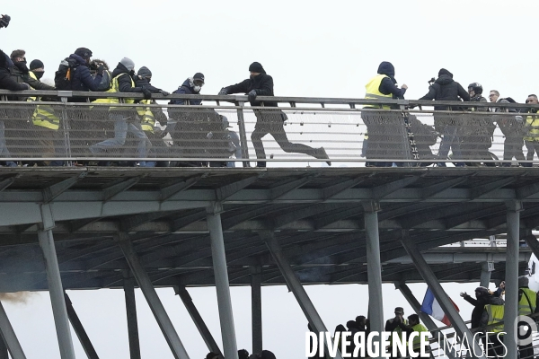Violences des gilets jaunes sur forces de l ordre sur la passerelle du musee d Orsay