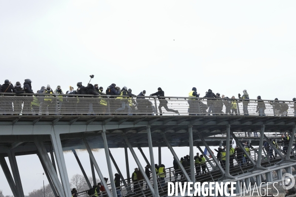 Violences des gilets jaunes sur forces de l ordre sur la passerelle du musee d Orsay