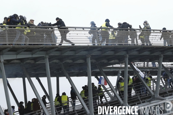 Violences des gilets jaunes sur forces de l ordre sur la passerelle du musee d Orsay