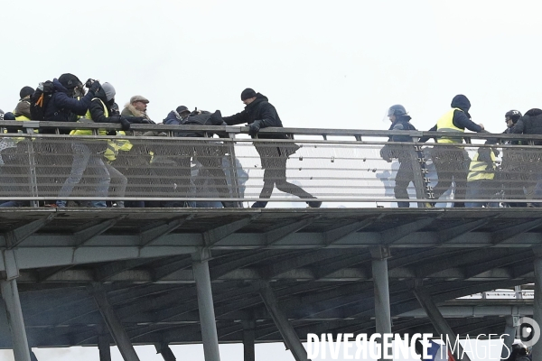 Violences des gilets jaunes sur forces de l ordre sur la passerelle du musee d Orsay