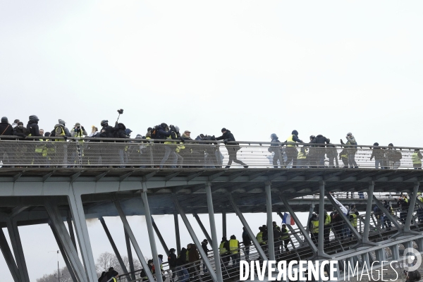 Violences des gilets jaunes sur forces de l ordre sur la passerelle du musee d Orsay