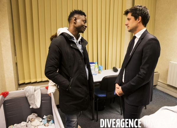 Julien DENORMANDIE visite un centre d hébergement d urgence à Malakoff.