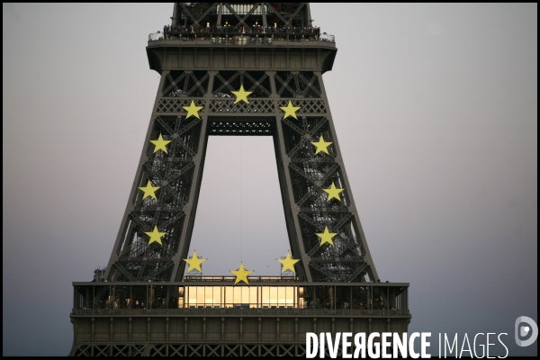 Illumination de la tour eiffel aux couleurs de l europe