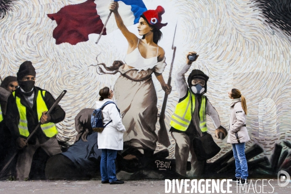 Une fresque  gilets jaunes  inspirée de Delacroix sur un mur de Paris.