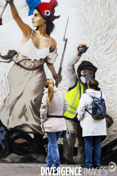 Une fresque  gilets jaunes  inspirée de Delacroix sur un mur de Paris.