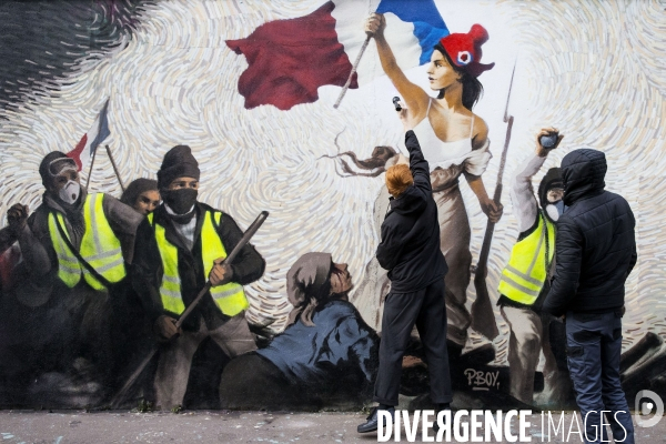 Une fresque  gilets jaunes  inspirée de Delacroix sur un mur de Paris.