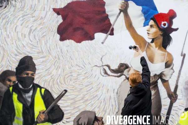 Une fresque  gilets jaunes  inspirée de Delacroix sur un mur de Paris.