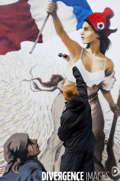Une fresque  gilets jaunes  inspirée de Delacroix sur un mur de Paris.