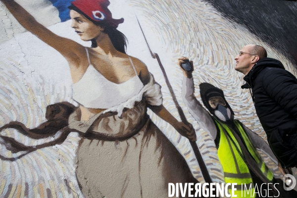 Une fresque  gilets jaunes  inspirée de Delacroix sur un mur de Paris.