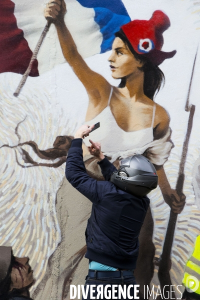 Une fresque  gilets jaunes  inspirée de Delacroix sur un mur de Paris.