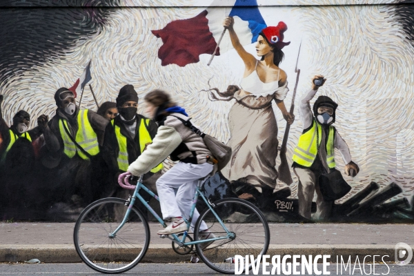 Une fresque  gilets jaunes  inspirée de Delacroix sur un mur de Paris.