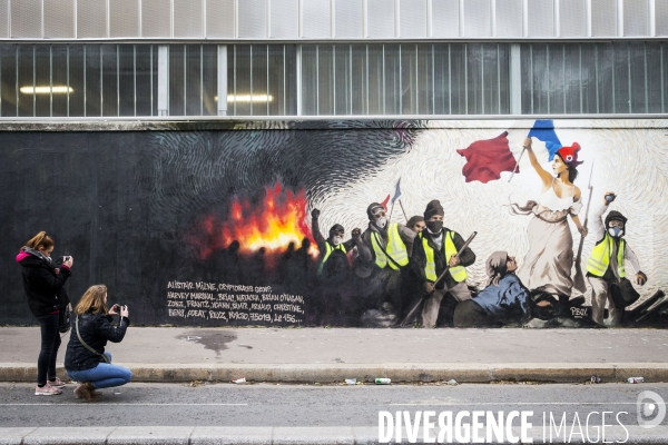 Une fresque  gilets jaunes  inspirée de Delacroix sur un mur de Paris.