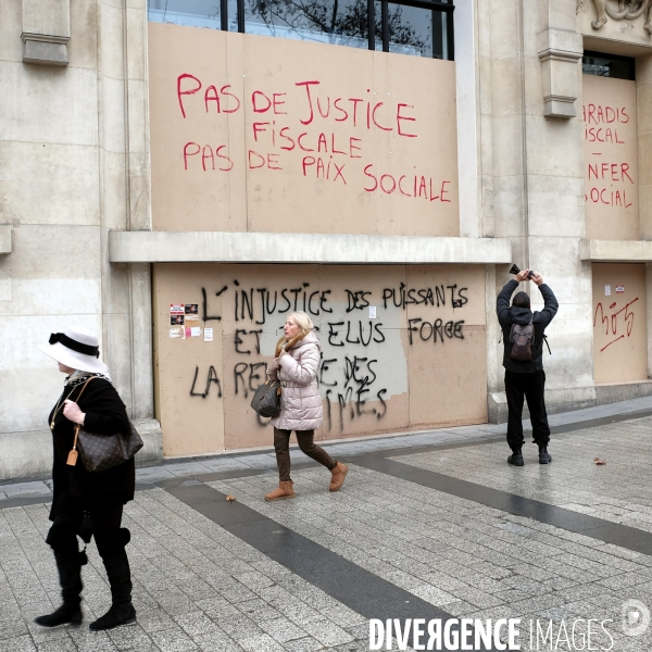 Gilets jaunes - Acte 9 - Tags, barricades et rideau de fer